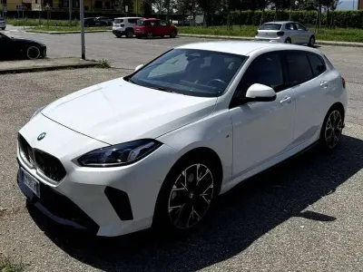 Begagnad BMW 118 M Sport 150 HK (110 kW) 2025 Vit Halvkombi