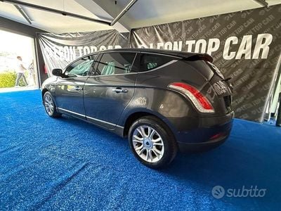 Usado Lancia Delta 120 CV (88 kW) 2010 Gris Utilitario