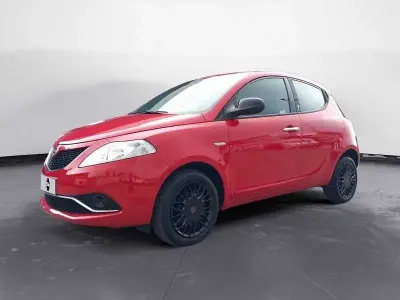 Käytetty Lancia Ypsilon Silver 69 HP (50 kW) 2017 Punainen Viistoperä