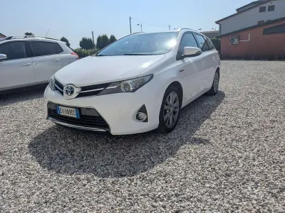 Usata Toyota Auris Hybrid Lounge 99 CV (72 kW) 2014 Bianco Station wagon
