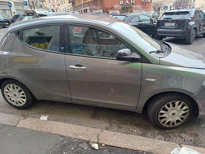 Usado Lancia Ypsilon 69 HP (50 kW) 2012 Cinzento Citadino