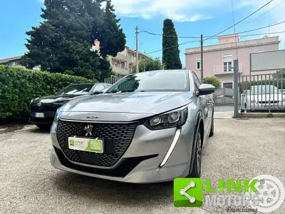 Usata Peugeot e-208 Allure 56 kW (77 CV) 2021 Grigio Utilitaria