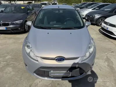 Usado Ford Fiesta Titanium 70 HP (51 kW) 2012 Cinzento Sedan