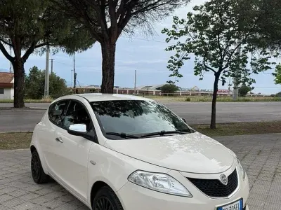 Usado Lancia Ypsilon 69 HP (50 kW) 2018 Branco Citadino