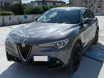 Usata Alfa Romeo Stelvio Executive 209 CV (153 kW) 2017 Grigio SUV