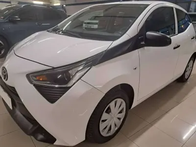 Usata Toyota Aygo Cool 72 CV (52 kW) 2021 Bianco gelato pastello extra Utilitaria