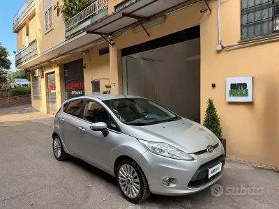 Usata Ford Fiesta 82 CV (60 kW) 2013 Grigio Berlina