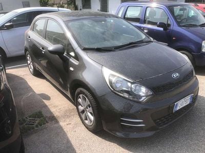Usata Kia Rio Active 75 CV (55 kW) 2017 Grigio Berlina