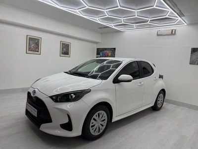 Usata Toyota Yaris Hybrid Active 92 CV (67 kW) 2025 Bianco Berlina