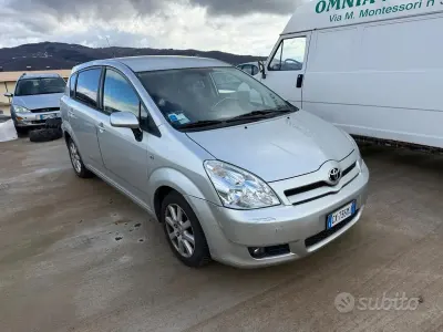 Begagnad Toyota Corolla Verso 129 HK (94 kW) 2005 Grå Minibuss