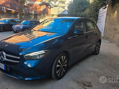 Usata Mercedes B180 115 CV (84 kW) 2021 Blu Monovolume