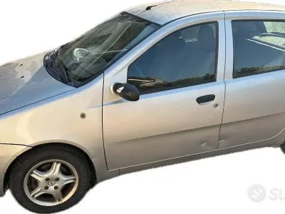 Usata Fiat Punto 69 CV (50 kW) 2004 Grigio Utilitaria