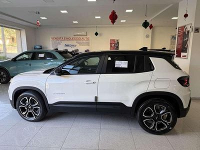 Nuova Jeep Avenger Summit 101 CV (74 kW) 2026 Bianco con tetto volcano nero SUV
