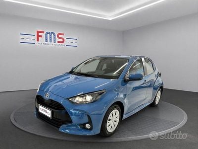 Usata Toyota Yaris Active 98 CV (72 kW) 2022 Grigio Utilitaria