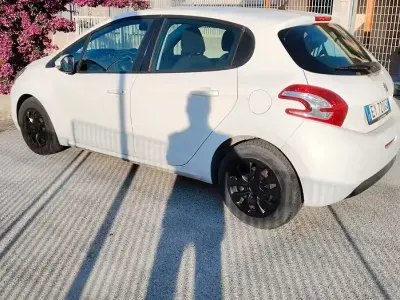 Usata Peugeot 208 68 CV (50 kW) 2015 Bianco Utilitaria