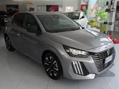 Usata Peugeot 208 Allure 102 CV (75 kW) 2025 Grigio Utilitaria