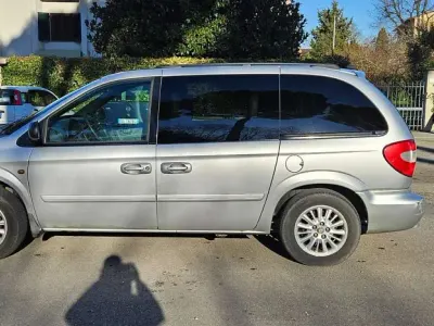 Usata Chrysler Voyager 150 CV (110 kW) 2006 Argento Monovolume
