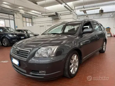 Usata Toyota Avensis 150 CV (110 kW) 2006 Grigio Station wagon