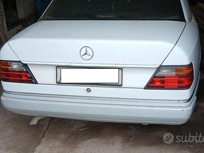 Usata Mercedes E200 109 CV (80 kW) 1990 Bianco Berlina