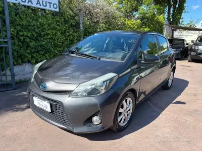 Second-hand Toyota Yaris Hybrid Lounge 75 CP (55 kW) 2014 Gri Berlinǎ