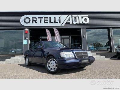 Usata Mercedes E200 136 CV (100 kW) 1995 Blu Cabrio