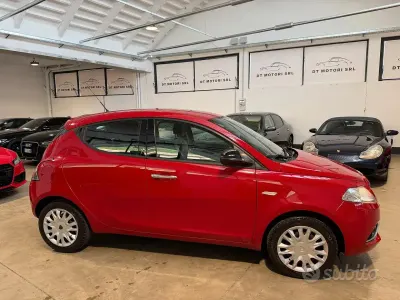 Usado Lancia Ypsilon Platinum 69 HP (50 kW) 2016 Vermelho Citadino