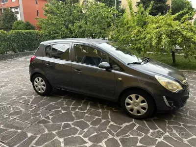 Usata Opel Corsa Edition 86 CV (63 kW) 2012 Grigio Utilitaria