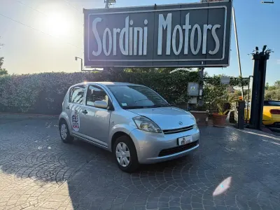 Usata Daihatsu Sirion 69 CV (50 kW) 2007 Argento Utilitaria