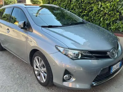 Usata Toyota Auris Hybrid Lounge 99 CV (72 kW) 2014 Grigio Station wagon