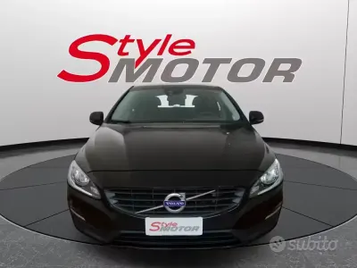 Usata Volvo V60 Kinetic 120 CV (88 kW) 2018 Nero Station wagon
