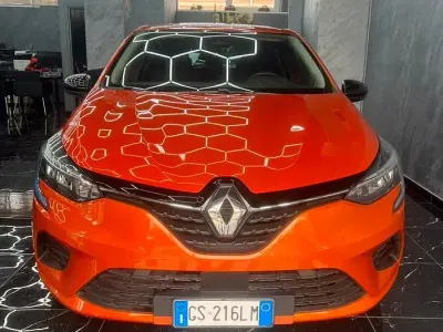 Usata Renault Clio V SE 65 CV (47 kW) 2023 Arancione Berlina