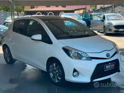 Usata Toyota Yaris Lounge 90 CV (66 kW) 2014 Bianco Utilitaria