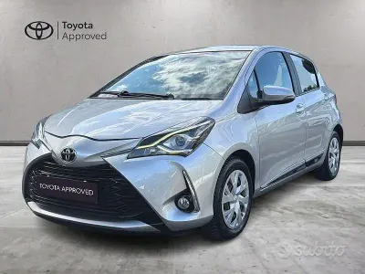 Usado Toyota Yaris Active 72 CV (52 kW) 2018 Gris Berlina