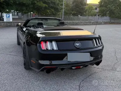 Usata Ford Mustang Convertible 317 CV (233 kW) 2016 Nero Cabrio