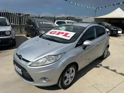 Usata Ford Fiesta Titanium 97 CV (71 kW) 2010 Grigio Berlina