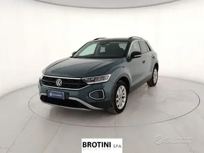 Usata VW T-Roc Life 110 CV (80 kW) 2023 Blu SUV