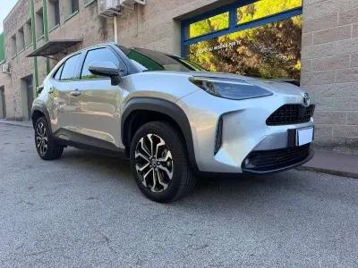 Usata Toyota Yaris Cross 92 CV (67 kW) 2022 Argento SUV