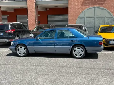 Begagnad Mercedes E320 220 HK (161 kW) 1994 Blå Sedan