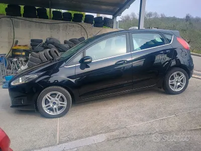 Usata Ford Fiesta 90 CV (66 kW) 2015 Nero Utilitaria