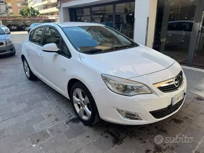 Usata Opel Astra Cosmo 116 CV (85 kW) 2010 Bianco Utilitaria