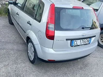 Usata Ford Fiesta 75 CV (55 kW) 2004 Argento Utilitaria