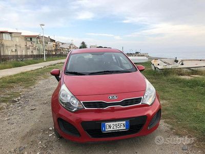 Käytetty Kia Rio 2012 Punainen Viistoperä