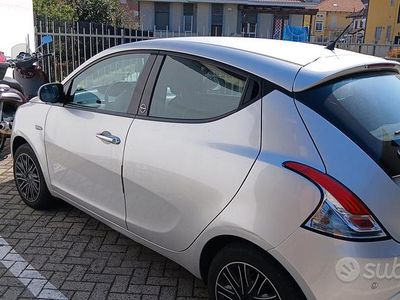 Usata Lancia Ypsilon Gold 69 CV (50 kW) 2019 Grigio Utilitaria