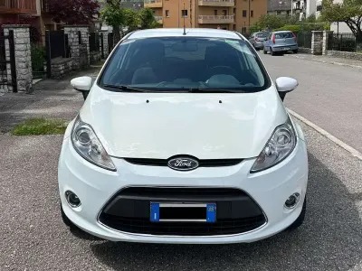 Usata Ford Fiesta Titanium 82 CV (60 kW) 2009 Bianco Berlina