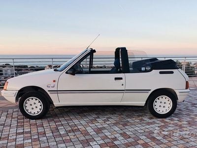 Usata Peugeot 205 54 CV (39 kW) 1989 Bianco Cabrio