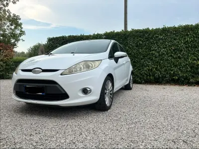 Usata Ford Fiesta Titanium 97 CV (71 kW) 2009 Bianco Berlina