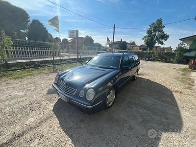 Usata Mercedes E270 Classic 2000 Blu Station wagon