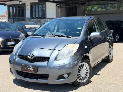 Usata Toyota Yaris Sol 100 CV (73 kW) 2009 Grigio Utilitaria