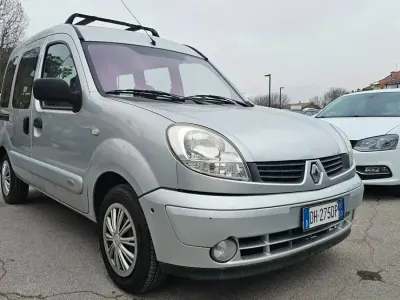 Usado Renault Kangoo Luxe 82 CV (60 kW) 2007 Plateado Monovolumen