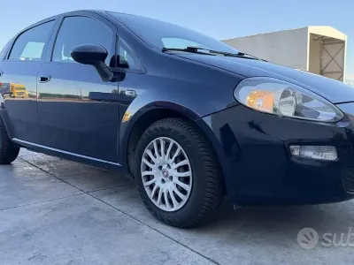 Usata Fiat Punto Lounge 95 CV (69 kW) 2016 Bluazzurro Utilitaria
